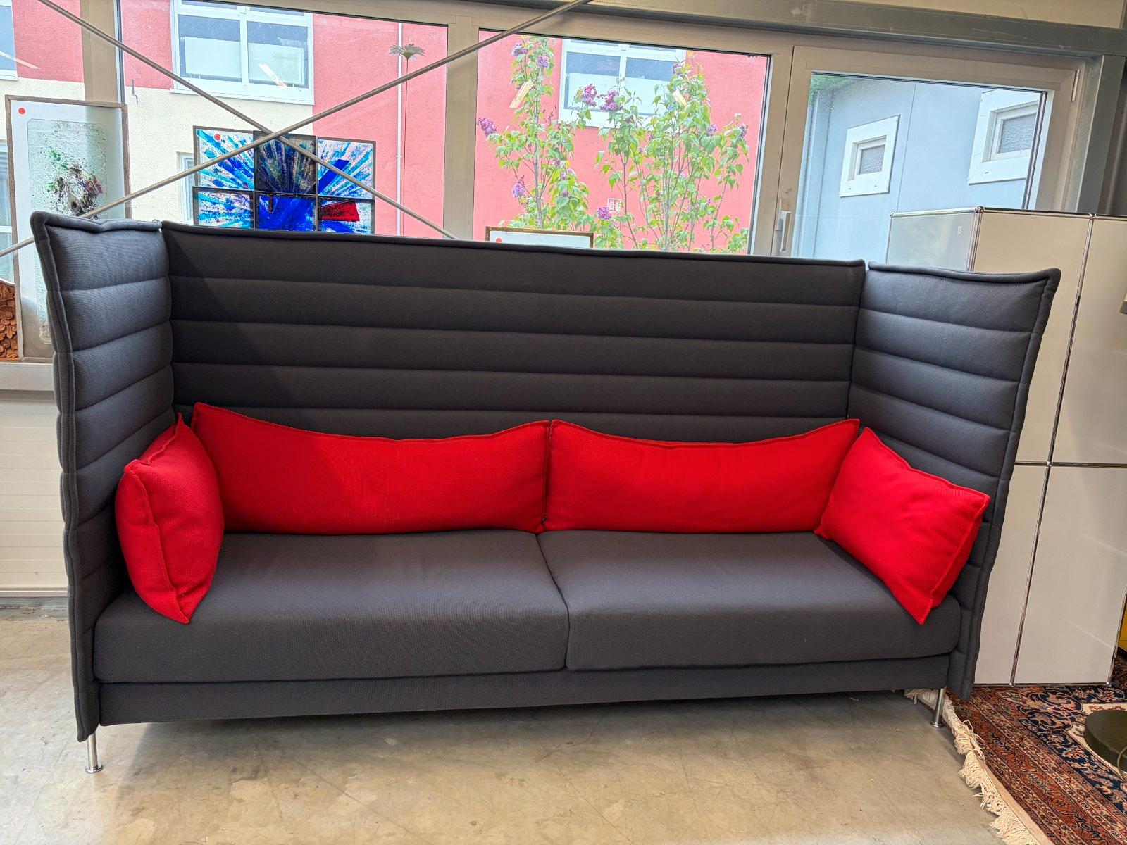 Vitra Alcove Highback 3-Sitzer Anthrazit Kissen rot