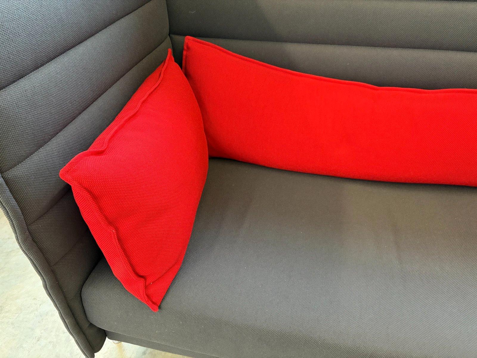 Vitra Alcove Highback 3-Sitzer Anthrazit Kissen rot - Bild 2