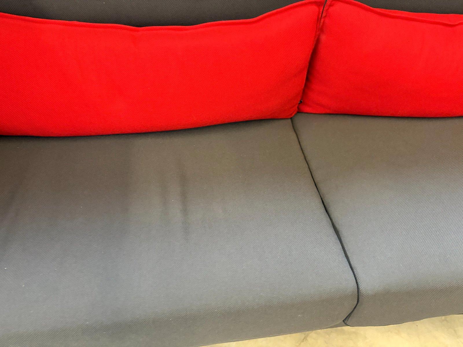Vitra Alcove Highback 3-Sitzer Anthrazit Kissen rot - Bild 3