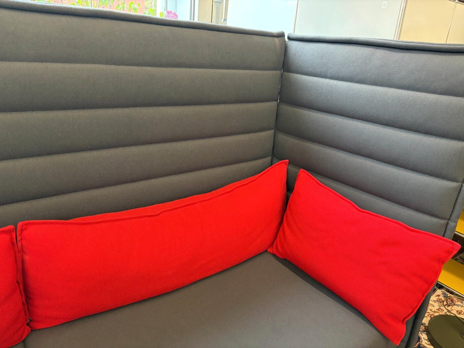 Vitra Alcove Highback 3-Sitzer Anthrazit Kissen rot - Bild 4