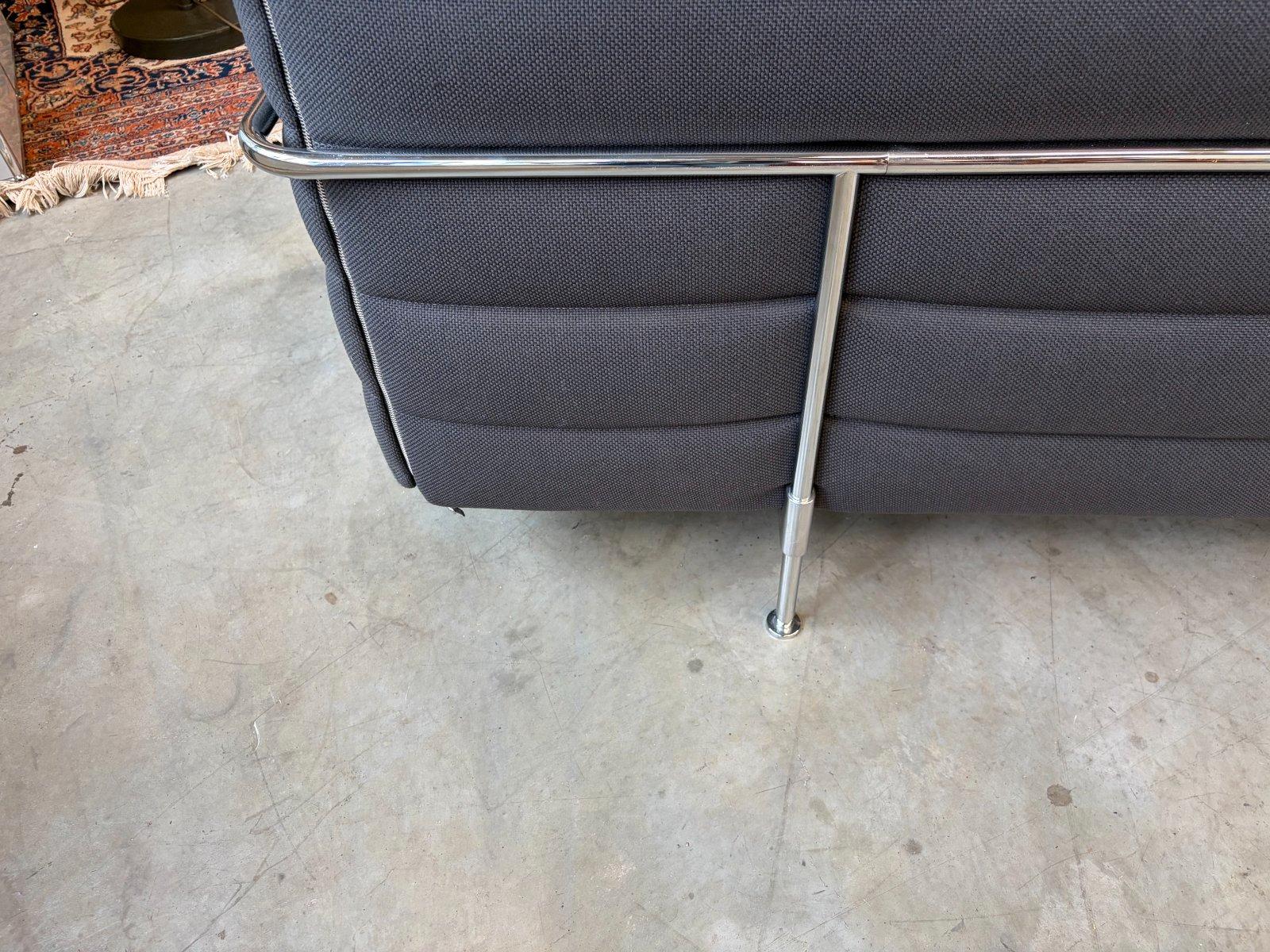 Vitra Alcove Highback 3-Sitzer Anthrazit Kissen rot - Bild 7