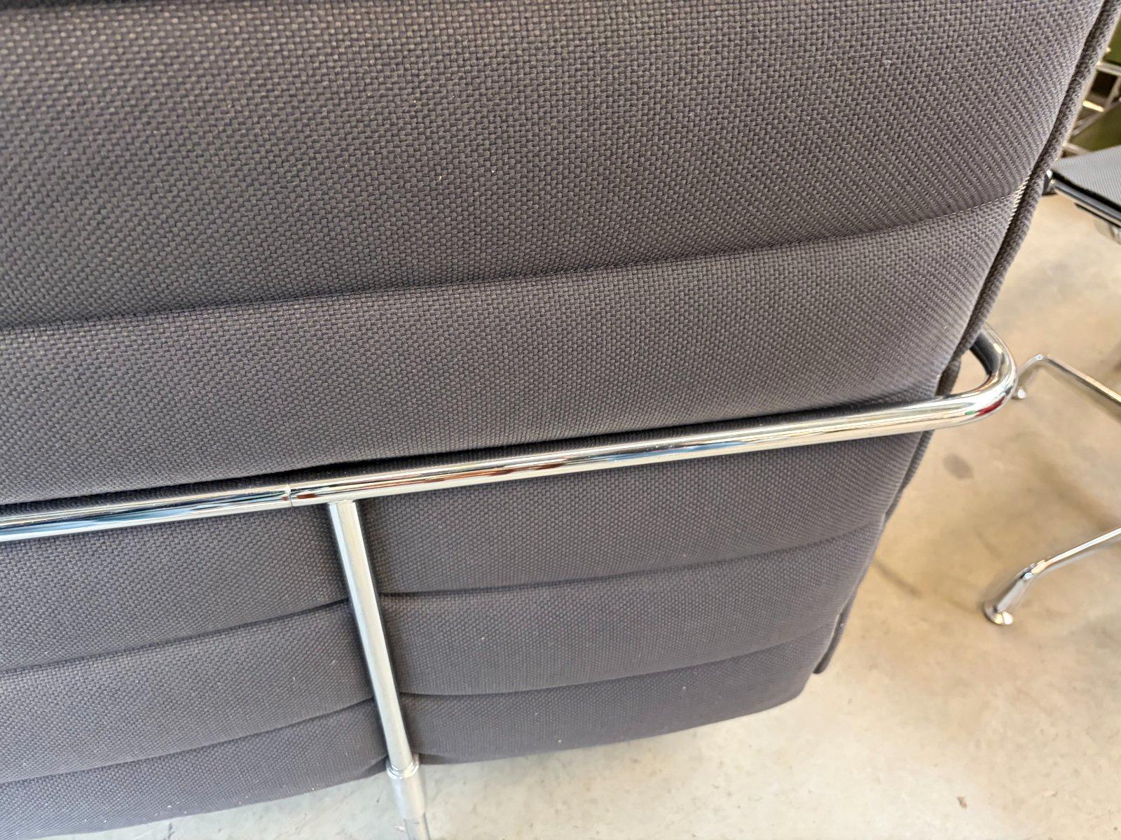 Vitra Alcove Highback 3-Sitzer Anthrazit Kissen rot - Bild 9