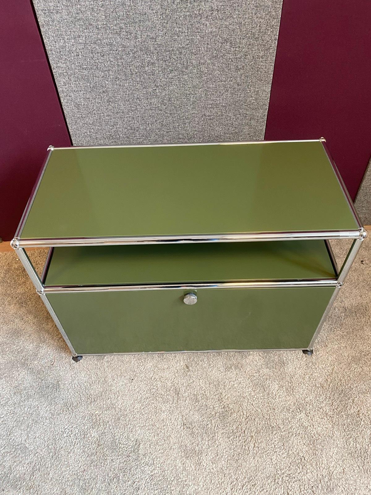 USM Haller Nachtkästchen Nachttisch Nachtschrank Sideboard oliv