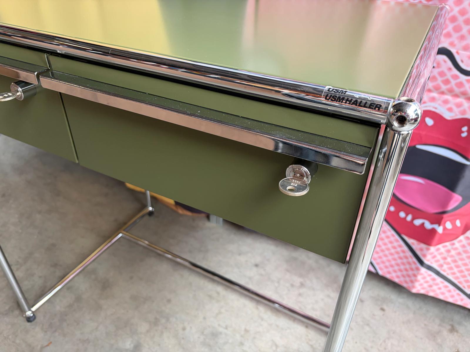 USM Haller Arbeitsplatz Wandboard Schminktisch 2 Schubladen Oliv  - Bild 4