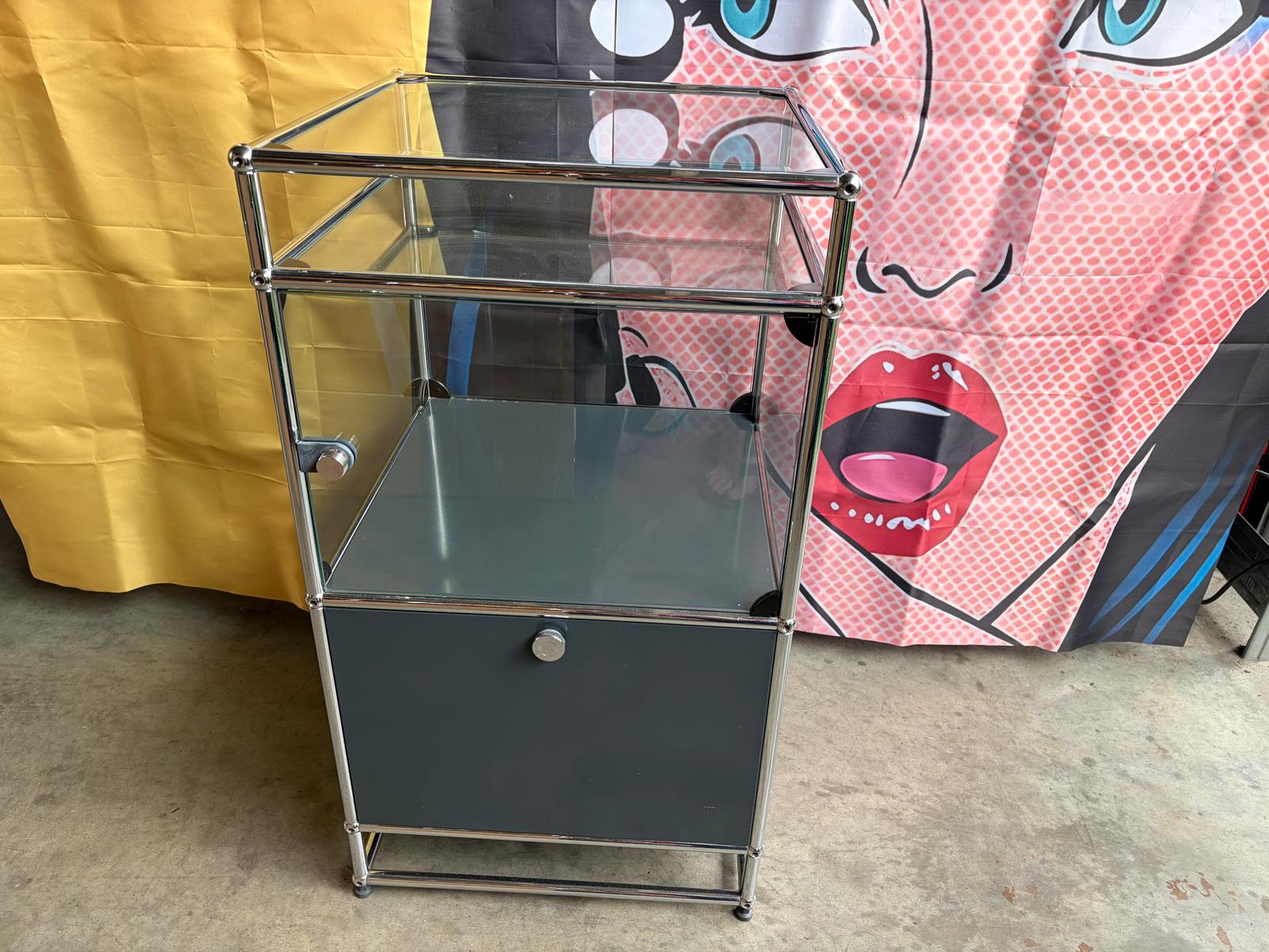 USM Haller Vitrine Regal Sideboard Klappe Glastür Anthrazit Grau