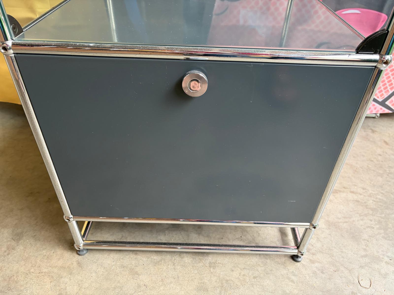 USM Haller Vitrine Regal Sideboard Klappe Glastür Anthrazit Grau - Bild 5