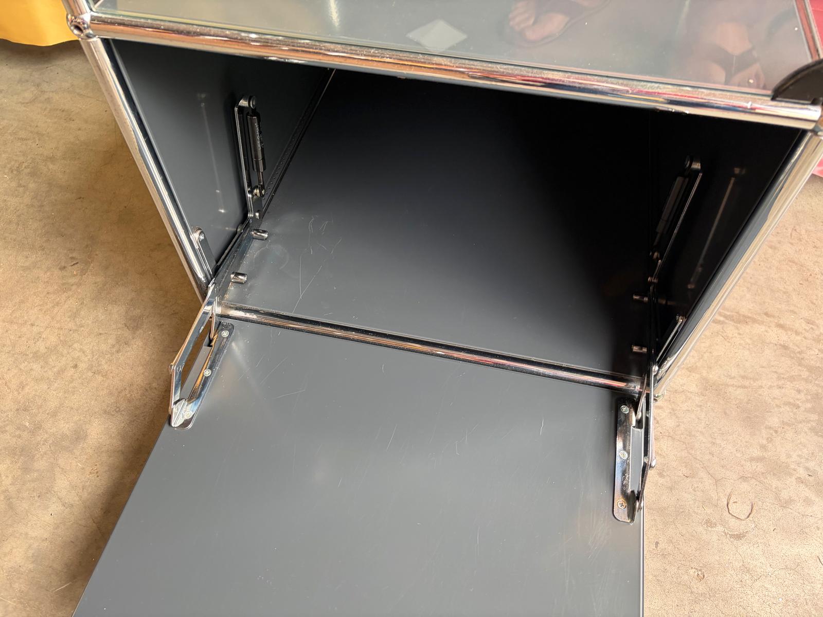 USM Haller Vitrine Regal Sideboard Klappe Glastür Anthrazit Grau - Bild 8