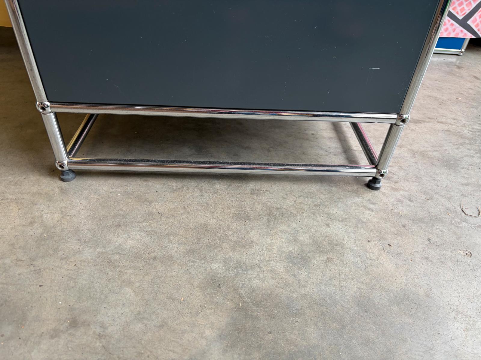 USM Haller Vitrine Regal Sideboard Klappe Glastür Anthrazit Grau - Bild 10